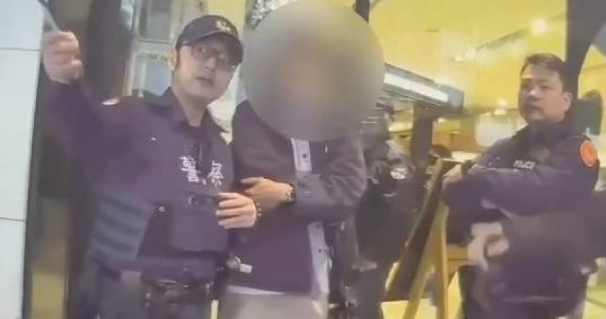 杜姓男子利用高低差偷拍女子裙底風光，當場被逮。（圖／翻攝畫面）