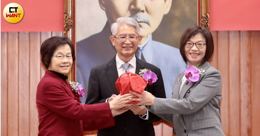 卸任高等法院院長的高金枝（左）、司法院代理院長謝銘洋（中）以及新任高等法院院長王梅英（右）。（圖／黃耀徵攝）