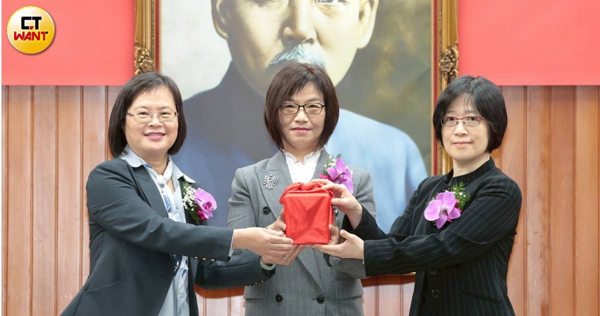 高院院長交接典禮！高金枝：忘了關心是種壓力　王梅英引黃仁勳名言