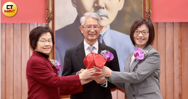 卸任高等法院院長的高金枝（左）、司法院代理院長謝銘洋（中）以及新任高等法院院長王梅英（右）。（圖／黃耀徵攝）