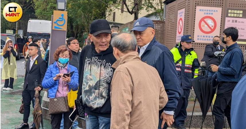 徐開喜11日前往高院出庭卻意外被發現毒品通緝身分，遭警方解送歸案，圖為徐開喜出席么么告別式。(圖／林冠吟攝)