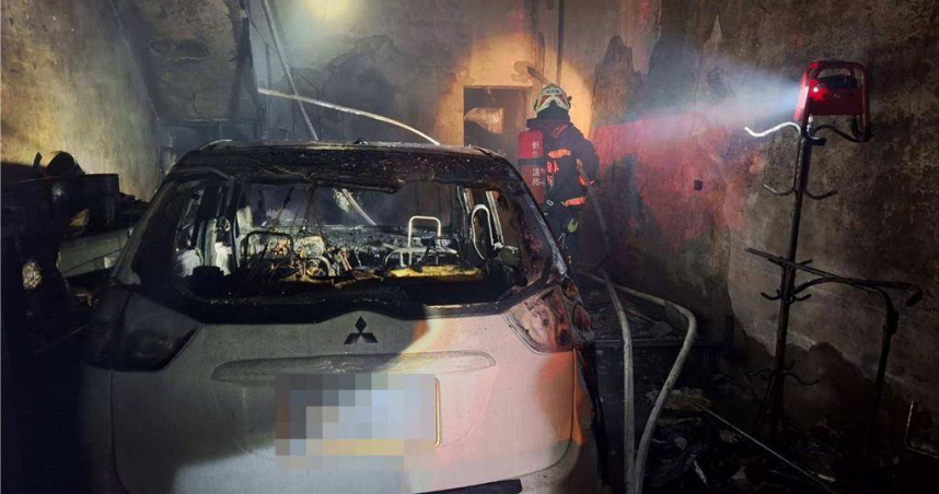 深夜轎車猛撞民宅瞬間成火球彰化男受困車內狂喊救命。（翻攝畫面）