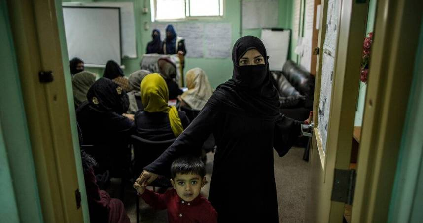 阿富汗塔利班當局近日頒布新法令，明文規定丈夫可合法毆打妻子。（示意圖／達志／美聯社）