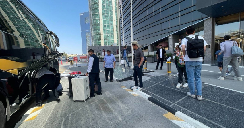 駐沙烏地阿拉伯代表張治平（左二）協助滯留卡達國人及眷屬搭乘巴士前往利雅德。（圖／外交部提供）