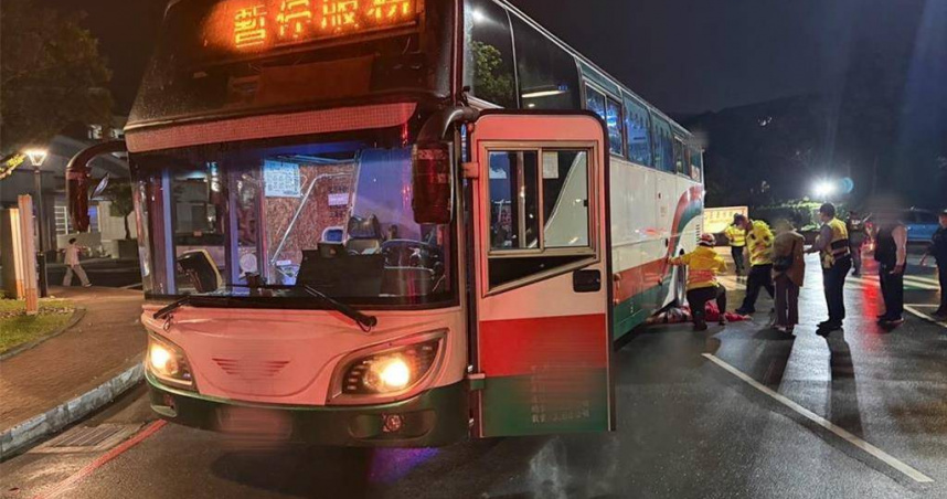 三重客運967路線公車3月26日晚間行經長庚大學校園左轉時，撞倒行人穿越道上的20歲男大生，男大生下腹重創送醫緊急手術，仍在加護病房觀察。（圖／警方提供）