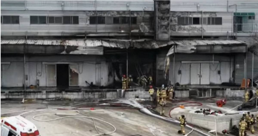 南韓全羅南道莞島郡一處水產加工冷凍倉庫今（12）日上午傳出嚴重火警，有兩名消防員救災時殉職。（圖／翻攝自YouTube／연합뉴스TV）