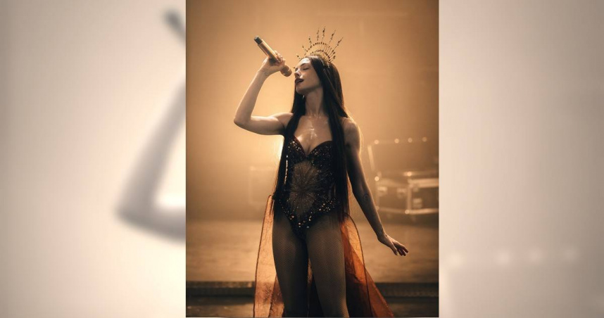 安海瑟薇在《魅影巨星》中詮釋流行巨星。（圖／采昌提供）