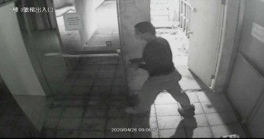 錢櫃大火/監視器畫面抓包!工人入儲藏室充電...2小時後起火