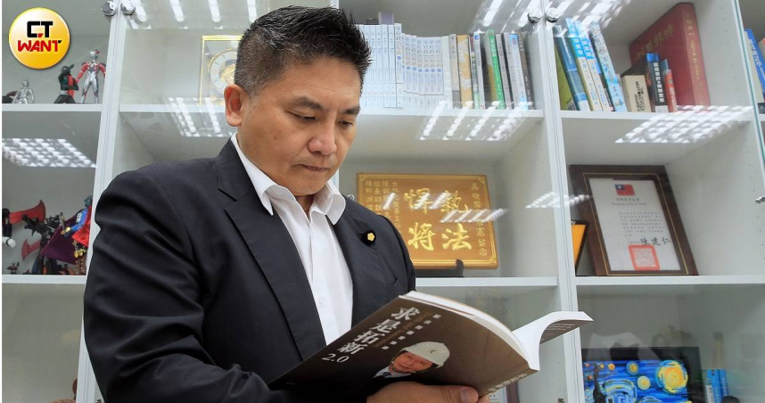 立委吳宗憲（圖）披藍袍問鼎宜蘭縣長，他的縣政師傅竟是曾在總統賴清德組閣時擔任公共工程委員會主委的吳澤成。（圖／周志龍攝）