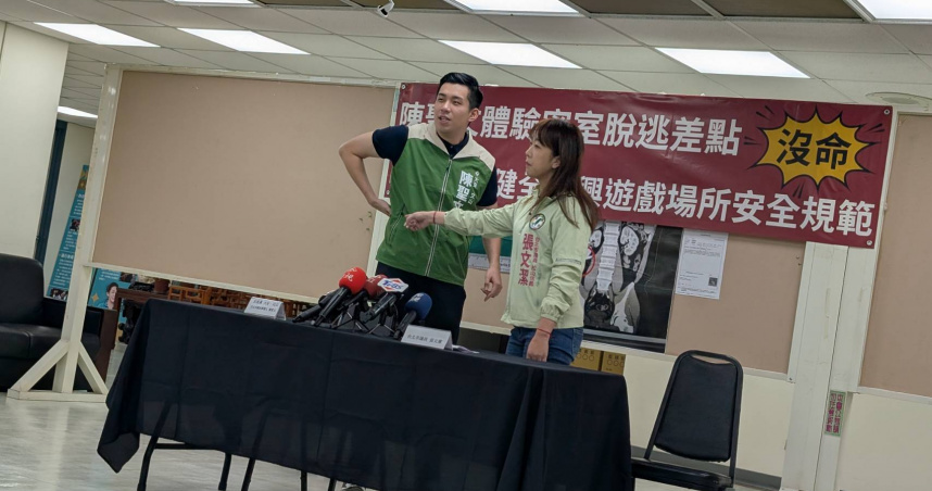 北市議員參選人陳聖文30日召開記者會，指出自己玩密室逃脫遭破裂的壓克力刺入腹部。（圖／翻攝畫面）