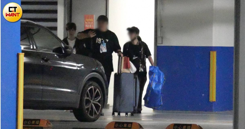 獨家／魏嘉瑩慶生演出後繼續嗨　與友人黏TT專車接送返家