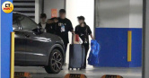 結束慶生演唱會後，魏嘉瑩（左）搭車離開會場。（圖／本刊攝影組）