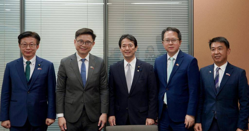 民進黨高雄市長參選人、立委賴瑞隆（左2）率領國會訪日團，拜會日本自民黨。（圖／賴瑞隆辦公室提供）