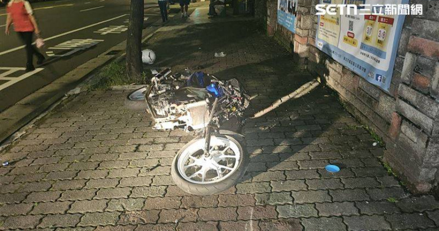 新店離奇車禍！21歲騎士深夜自撞人行道　命危搶救中
