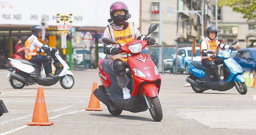金管會規劃針對完成機車駕駛訓練並取得駕駛執照之民眾，於投保強制車險時提供獎勵金。（示意圖／報系資料照）