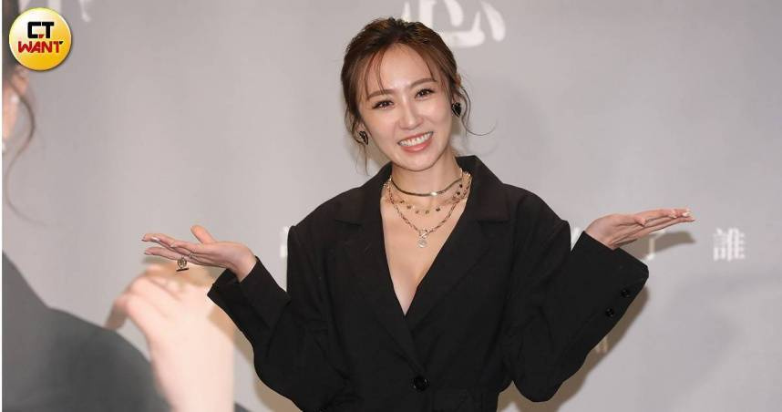 蔡允潔街頭陪重聽老爺翁找失智妻　她衝過馬路助夫妻團圓