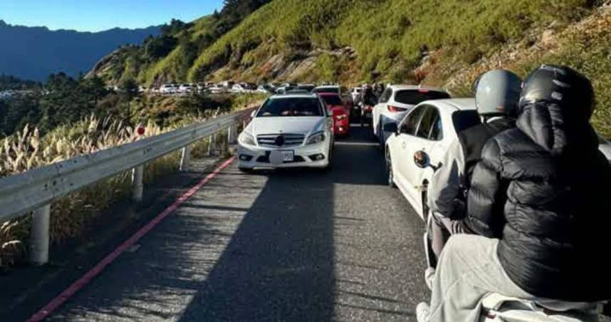 1輛賓士車停在通往武嶺的唯一道路中央，導致至少200輛車受阻，連假行程也受到影響。（圖／翻攝自臉書／中橫路況交通資訊站﻿）