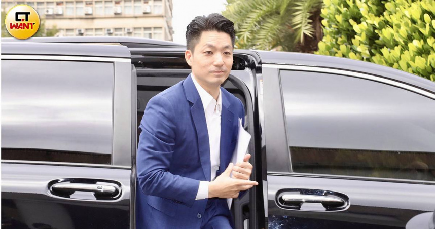 台北市長蔣萬安談及松山機場遷移後，離島醫療後送需求的因應解方。（圖／方萬民攝）