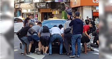 車底頻傳哀號聲…13路人合力抬車「救小狗」暖哭網友