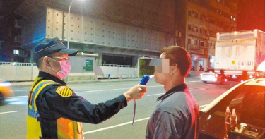 變態男假扮警察 強力伸舌進女移工嘴裡「做酒測」