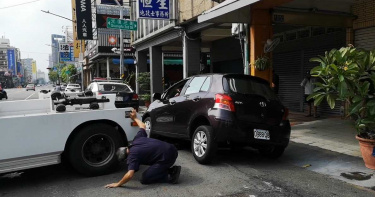 豪雨肆虐南台灣 馬路天坑陷汽車