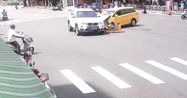 BMW休旅車保齡球式連環撞 18機車2轎車全毀