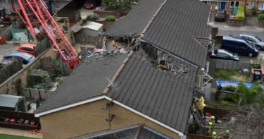 起重機自6樓猛然砸落 2層樓民宅被「劈成兩半」1死4傷