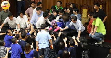 「國民黨媽祖婆」陳玉珍英勇死守主席台 穿3件褲子頭戴安全帽仍遭抓髮暗襲