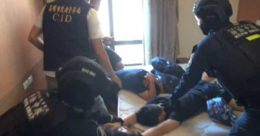 警攻堅破詐騙機房 嫌犯情急高空拋丟15支犯案手機
