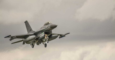 F-16戰鬥機誤當箭靶! 衰男開車上班下秒竟被爆頭喪命