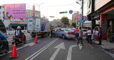 衝撞6車釀5傷!台中遊覽車疑煞車失靈 司機肇事火速閃人