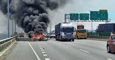 國三火燒車意外!賓士車疑追撞前方工程緩衝車起火燃燒