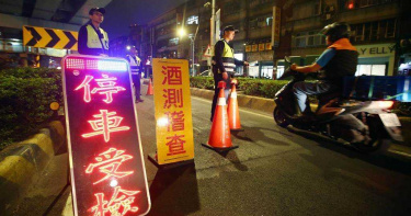 無照還酒駕!女騎士消極吹45次不成功 遭提告還求撤罰