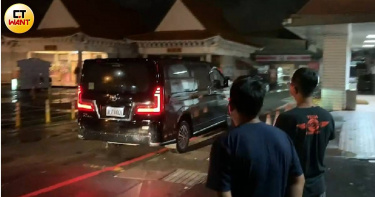 獨家直擊/龍哥永別了!龍劭華大體深夜雨中移往殯儀館 親友扶靈慟喊「下車了」