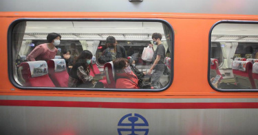 今（3）日224車次柴電自強號列車，在下午2點10分停靠南澳站時，竟沒有將9節車廂的車門全部打開讓乘客上下車，就直接駛離車站，導致部分乘客沒能下車。圖為民眾搭乘台鐵自強號。（示意圖／中國時報張鎧乙攝）