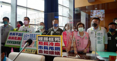 台中市議員蕭隆澤（中）痛批台中治安敗壞，導致他的姪孫、潭子滷味攤老闆遭誤殺枉死，沒想到警察局長蔡蒼柏竟又發言不當，冷血甩鍋，令人悲痛氣憤。（圖／中國時報記者謝瓊雲攝）