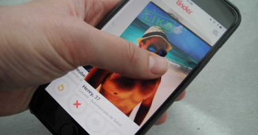 遇冰暴險掉懸崖 女子開「Tinder」獲單身男救援