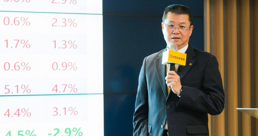 永慶房產集團業務總經理葉凌棋預測2025房市呈「量縮價跌」格局，過度炒作區域將可能最多跌15%。（圖／林榮芳攝）