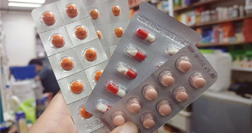 基層藥師協會近日發文衛福部健保署，由於部分病患就醫時未能及時告知藥物過敏史，僅在領藥時向藥師反映，因此希望開放藥師有權限將病患的過敏藥物寫入健保卡。（圖／中國時報王家瑜攝）