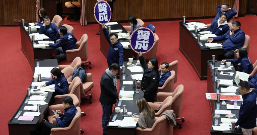 立法院17日院會處理中央政府總預算案通案項目並進行表決，國民黨、民眾黨以人數優勢通過藍白黨團提案。（圖／中國時報記者姚志平攝）