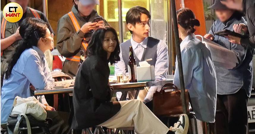 黃河、陳姸霏、林予晞、王真琳、謝章穎在小吃攤拍攝《人生只租不賣》。（圖／本刊攝影組）