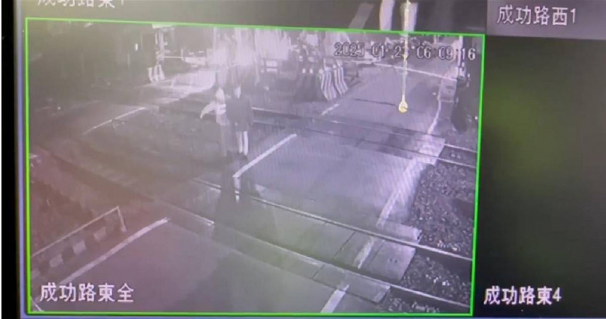 男子情緒低落徘徊平交道，幸鐵警及時救援避免憾事。（ 圖／翻攝畫面）