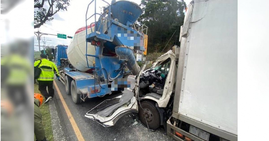 白色貨車八里撞上水泥車，駕駛受困車內驚險獲救。（圖／翻攝畫面）