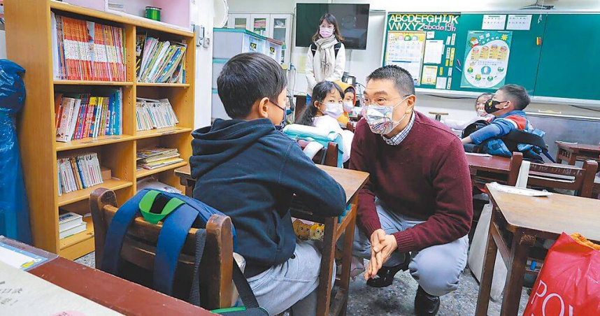 基隆市成功國小某班學生1月8日於返家後，陸續有學生出現嘔吐、腹瀉等症狀並就醫。市衛生局檢驗近日出爐，顯示並非廚房造成。圖為市長謝國樑關心成功國小學生狀況。（圖／摘自謝國樑臉書／中國時報徐佑昇基隆傳真）