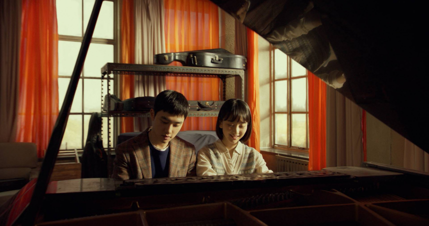 男主角「葉湘倫」由人氣男星都敬秀挑大梁，氣質空靈的元眞兒則演出「韓版路小雨」。（圖／網銀國際影視提供）