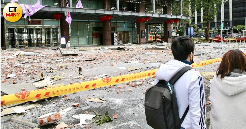 台中市新光三越百貨今（13）日上午11時許發生嚴重氣爆事件，來自澳門的一家7口自由行遊客，徒步經過時受到波及，造成2死1重傷3人輕傷。（示意圖／黃耀徵攝）