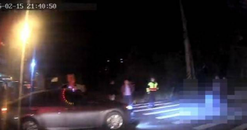 嘉義1名女行人疑闖紅燈穿越馬路，慘遭綠燈直行轎車撞倒，造成她送醫搶救不治。（圖／翻攝畫面）