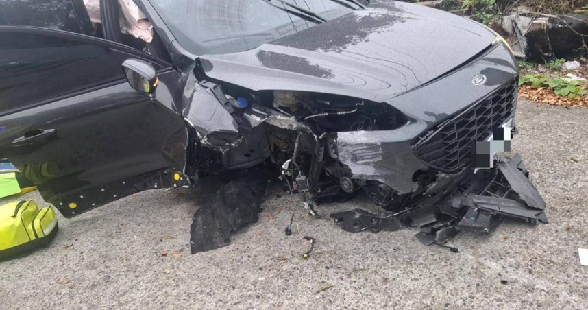 台中市議員古秀英1家6口的座車右前車頭撞毀。（圖／民眾提供）