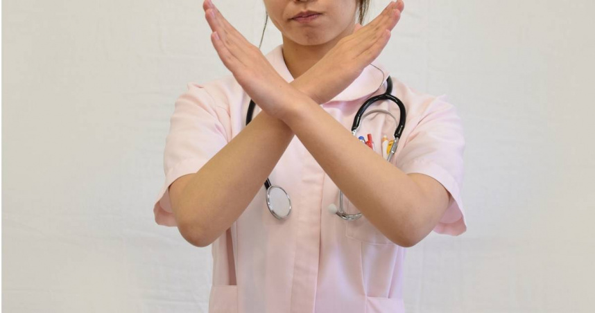 醫療量能吃緊，護師工會顧問陳玉鳳提出「7大訴求」，要求政府及醫院不要再踢皮球，應盡速改善現狀。（示意圖／翻攝自photoAC）