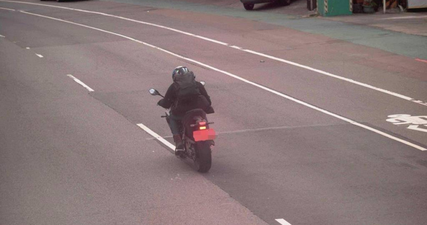 2023年6月30日起，行車速度只要超過規定之最高時速40公里以上，就屬嚴重超速，依《道路交通管理處罰條例》第43條危險駕駛舉發，除罰鍰1萬2000元至3萬6000元、記違規點數3點及參加道安講習外，並吊扣該車牌照6個月。自新法施行後，統計桃園市去年嚴重超速案件舉發並扣牌6390件，較2023年舉發3638件增加2752件，增加75.6％；較施行前大幅增加，顯示有許多民眾尚不知新的處罰規定。（圖／警方提供）